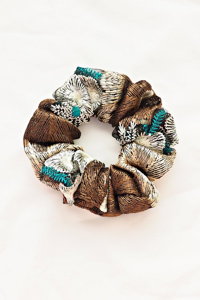 Scrunchie in Abstract Embroidery