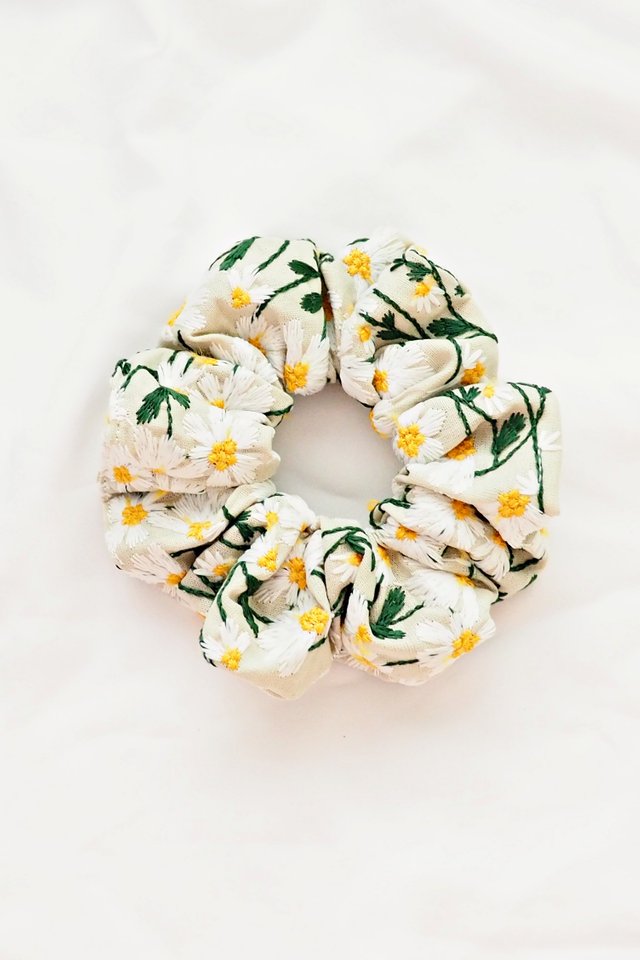 Scrunchie in Embroidered Daisies