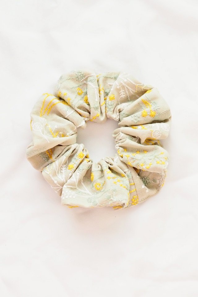 Scrunchie in Embroidered Florets