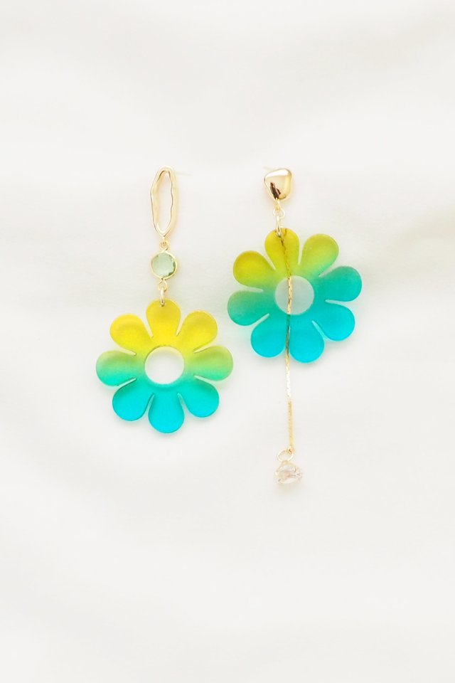 Mismatched Ombre Flower Earstuds in Yellow-Green