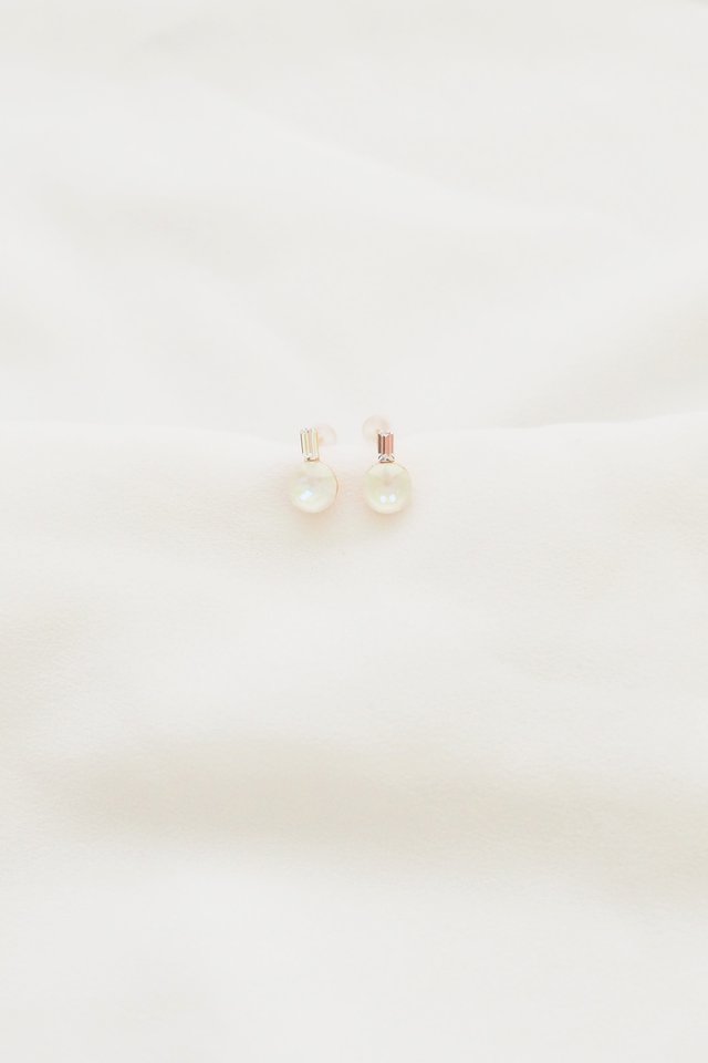 Simple Crystal Earstuds in White