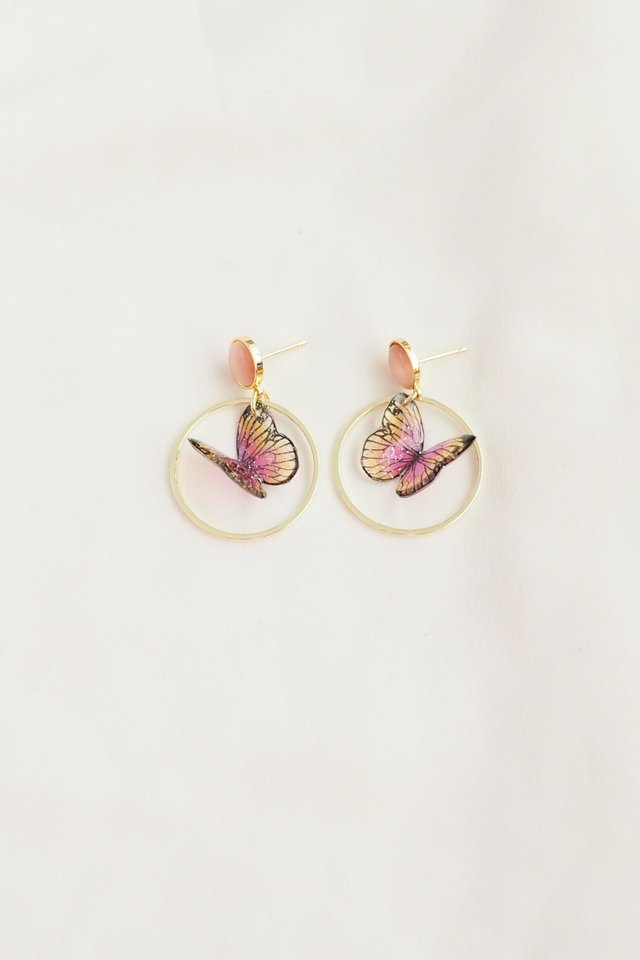 Round Butterfly Earstuds in Pink
