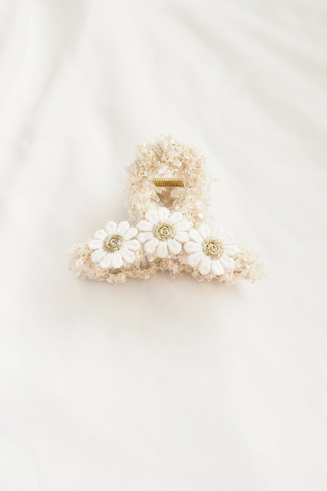 9cm | Tweed Flower Claw Clip in Cream