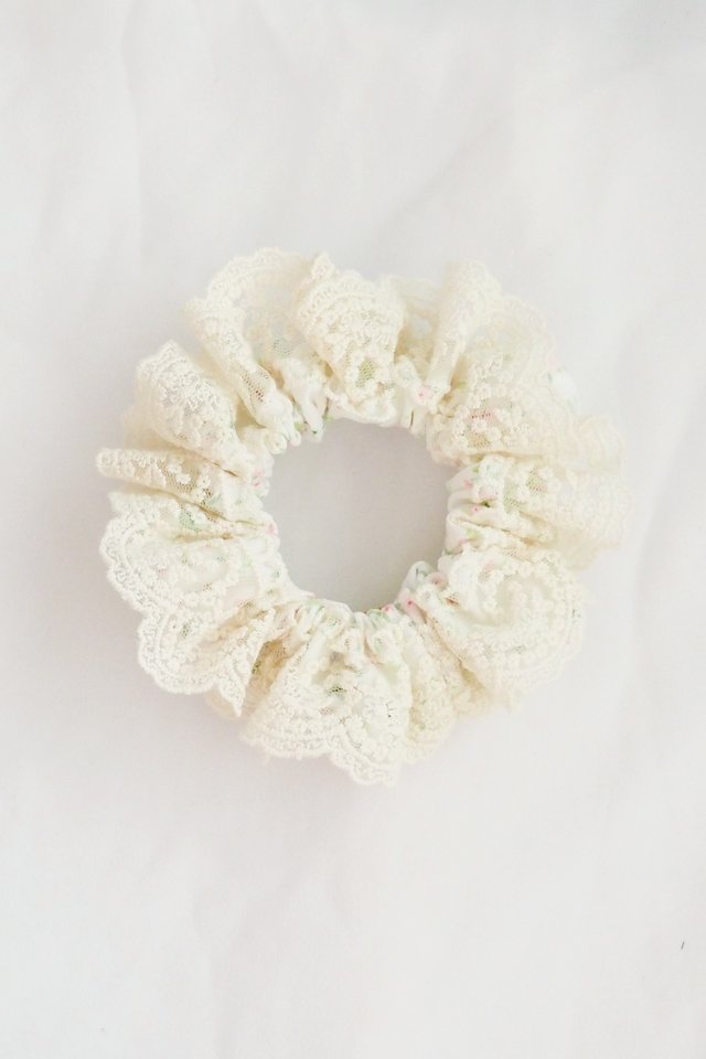 Scrunchie in Floral Lace