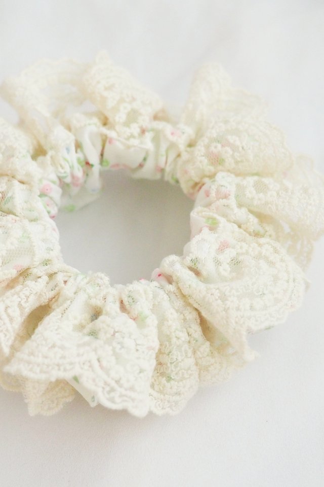 Scrunchie in Floral Lace