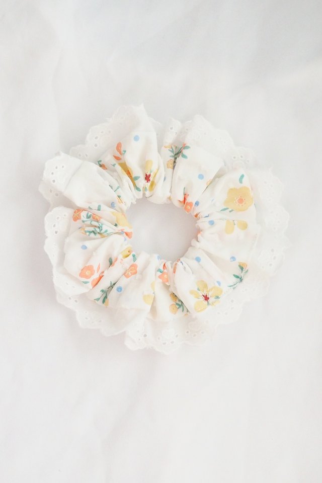 Scrunchie in White Florals