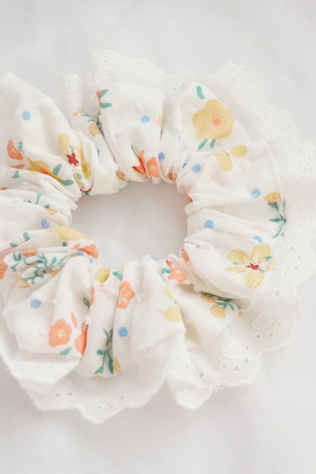 Scrunchie in White Florals