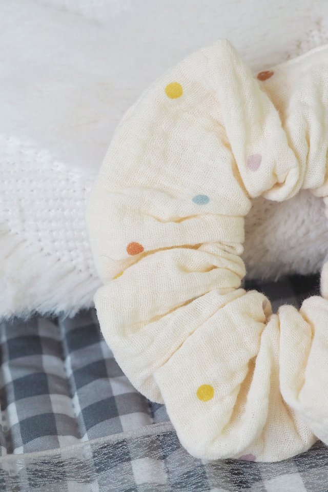 Scrunchie in Colourful Dots