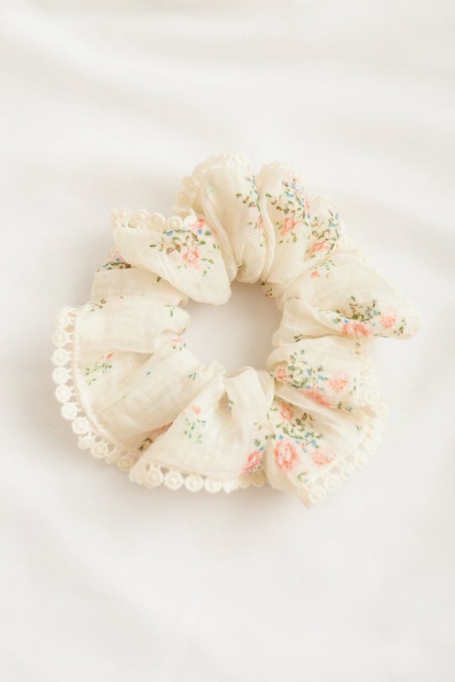 Scrunchie in Little Blooms