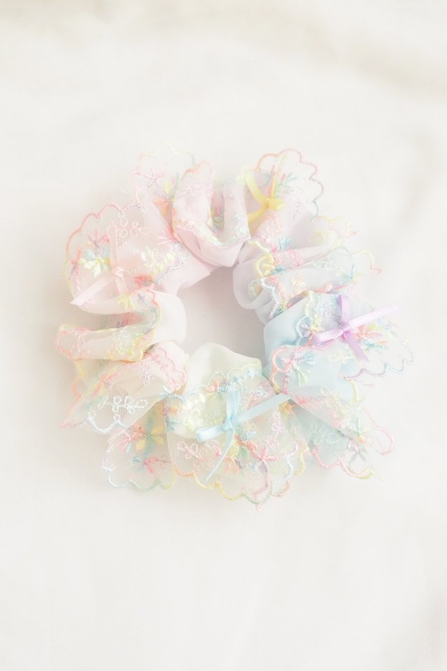 Scrunchie in Rainbow Lace