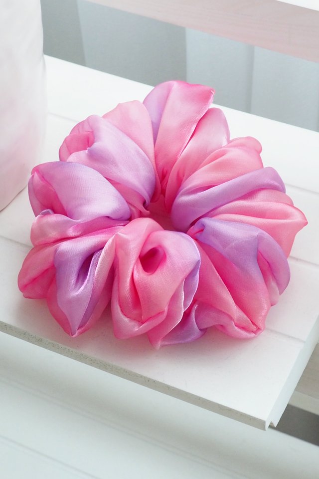 XL Scrunchie in Fuschia Gradient