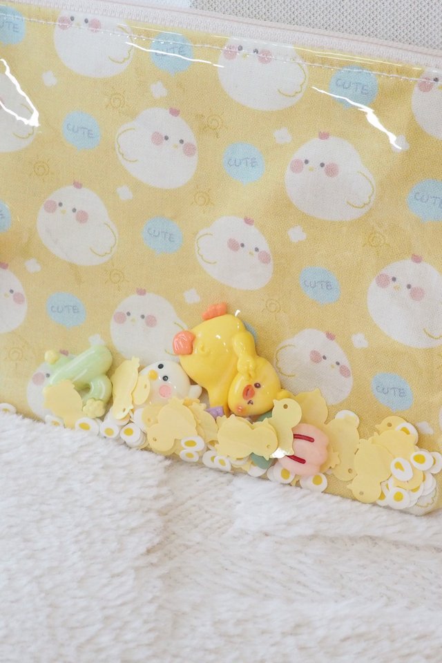 Shake Shake Pouch in Yellow Chicky