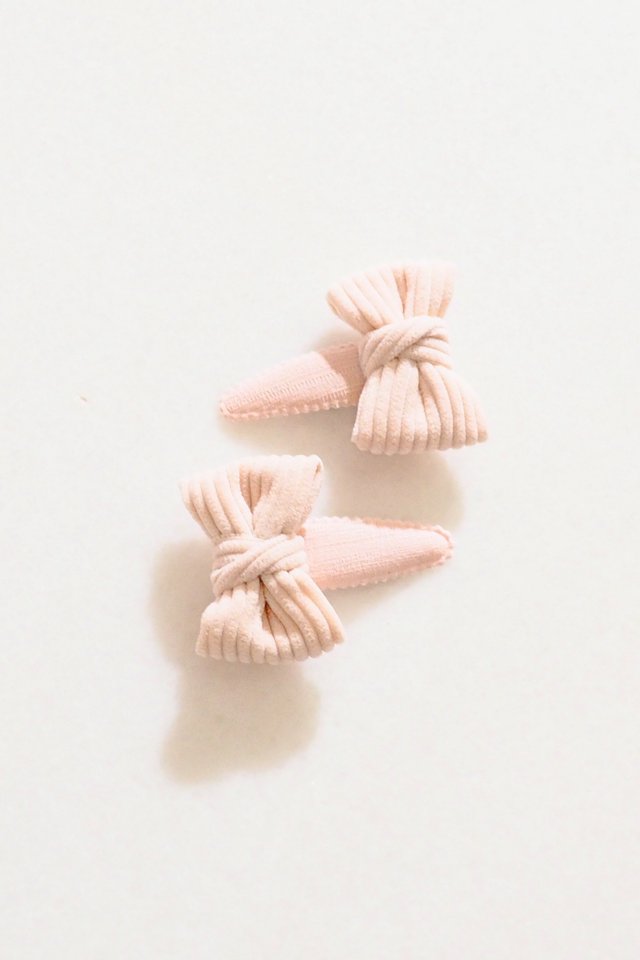 Textured Bow Clip Set in Baby Pink