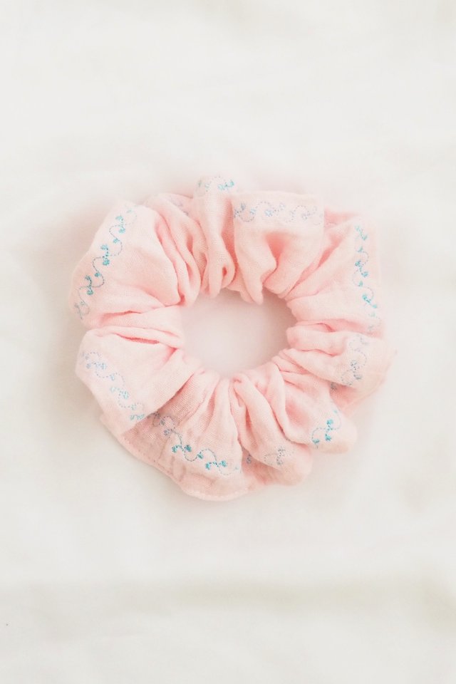 Scrunchie in Pink Embroidery