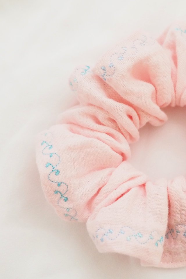 Scrunchie in Pink Embroidery