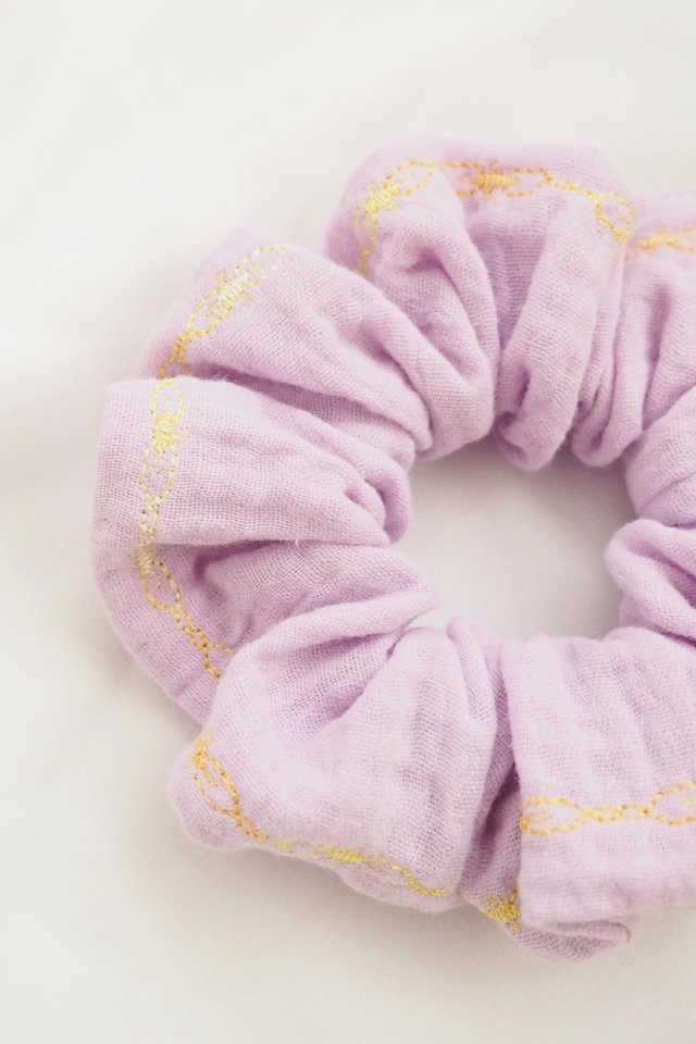 Scrunchie in Lilac Embroidery