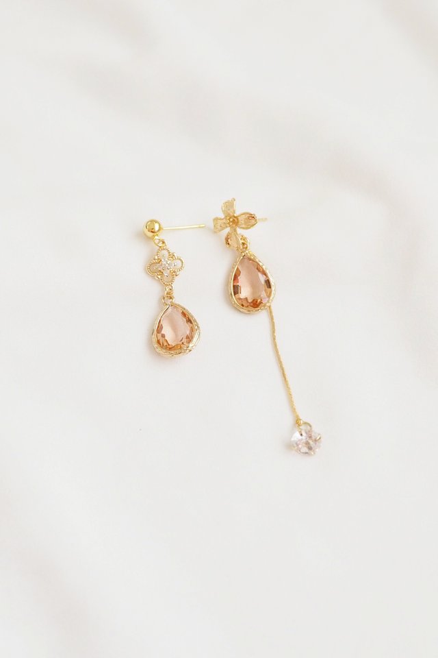 Kerry Mismatched Earstuds in Gold