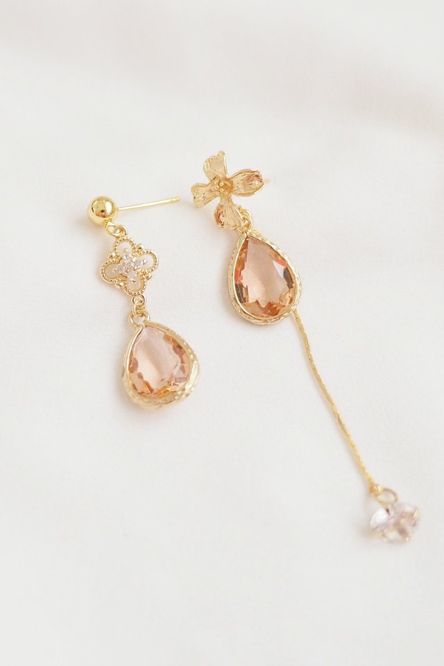 Kerry Mismatched Earstuds in Gold