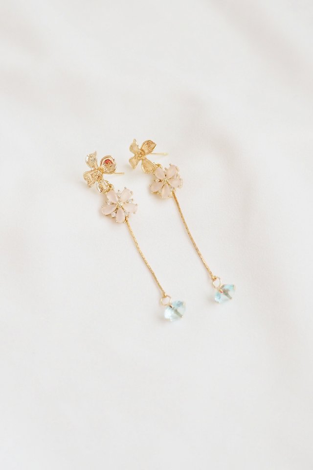 Flowery Earstuds in Gold