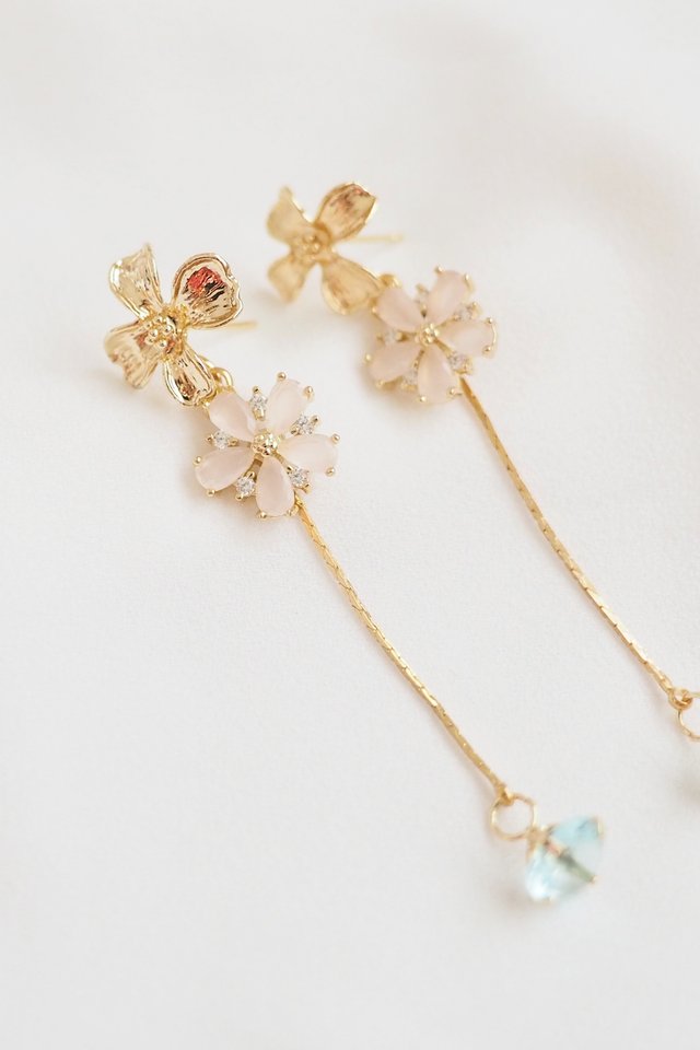 Flowery Earstuds in Gold