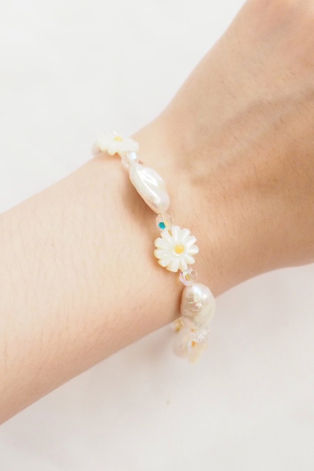 Daisy Pearl Bracelet