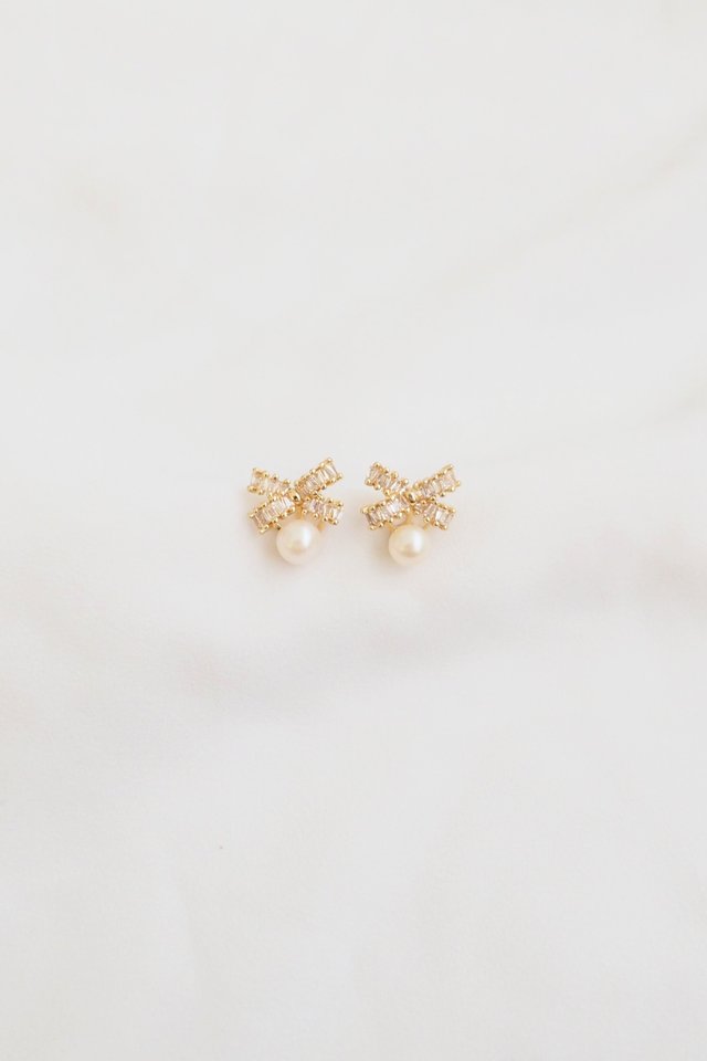 Myra Pearl Bow Earstuds