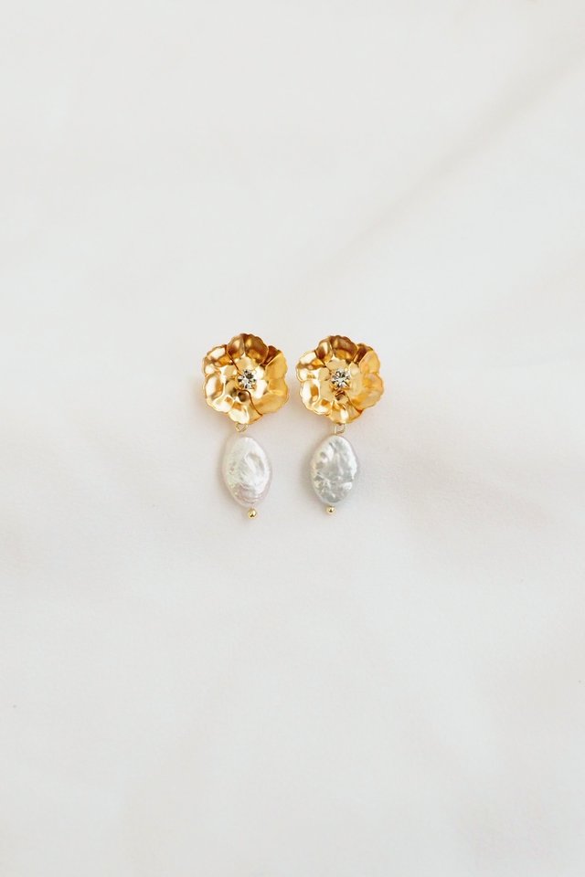 Plumeria Pearl Earstuds