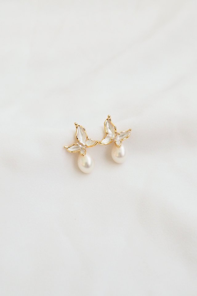 Butterfly Teardrop Pearl Earstuds in Gold