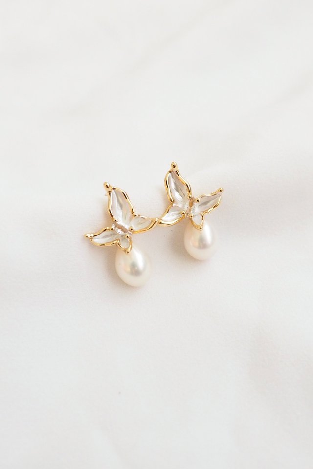 Butterfly Teardrop Pearl Earstuds in Gold