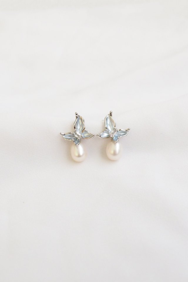 Butterfly Teardrop Pearl Earstuds in Silver