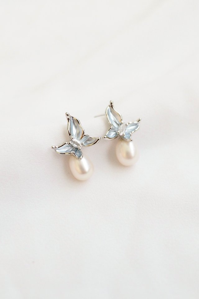 Butterfly Teardrop Pearl Earstuds in Silver