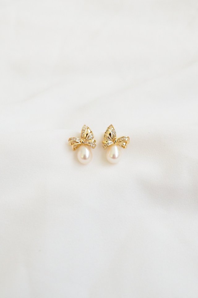 Laura Pearl Bow Earstuds