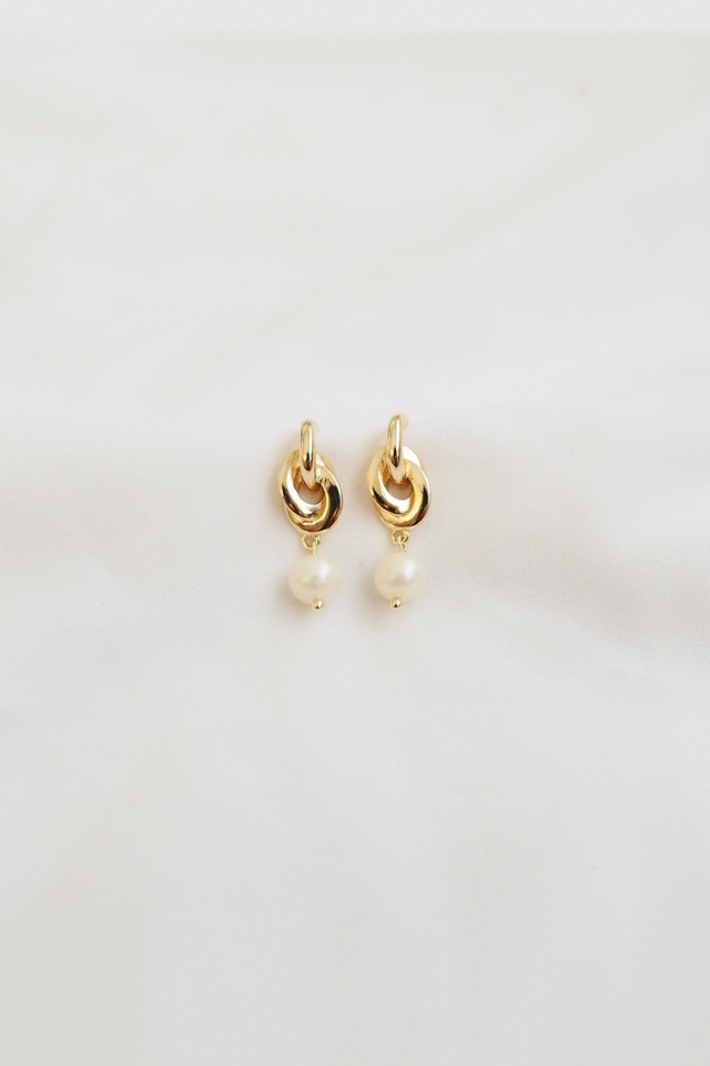 Interlock Pearl Earstuds