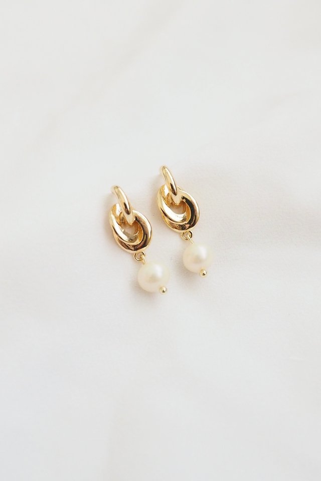 Interlock Pearl Earstuds