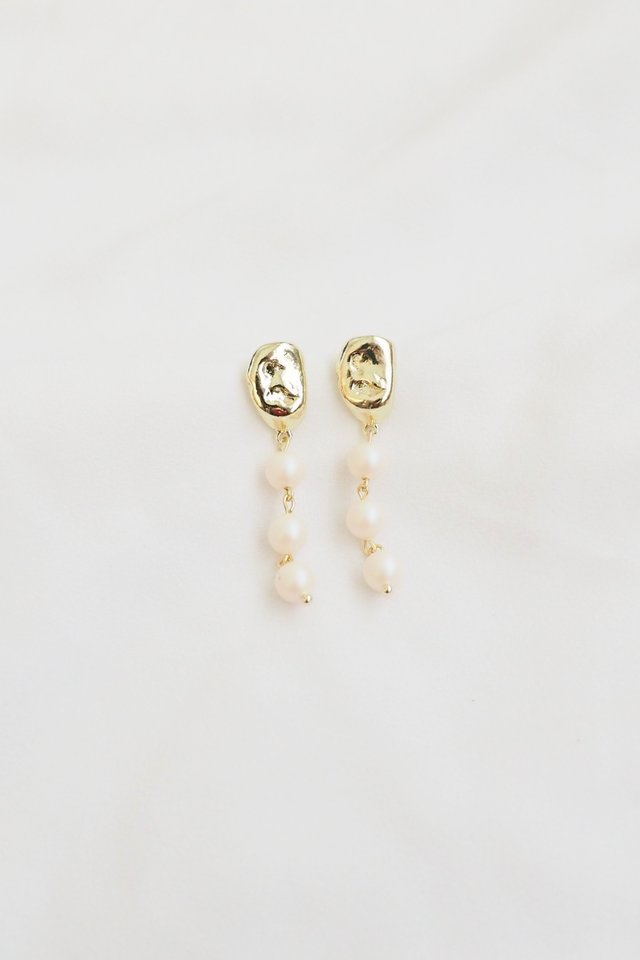 Dangling Pearl Earstuds