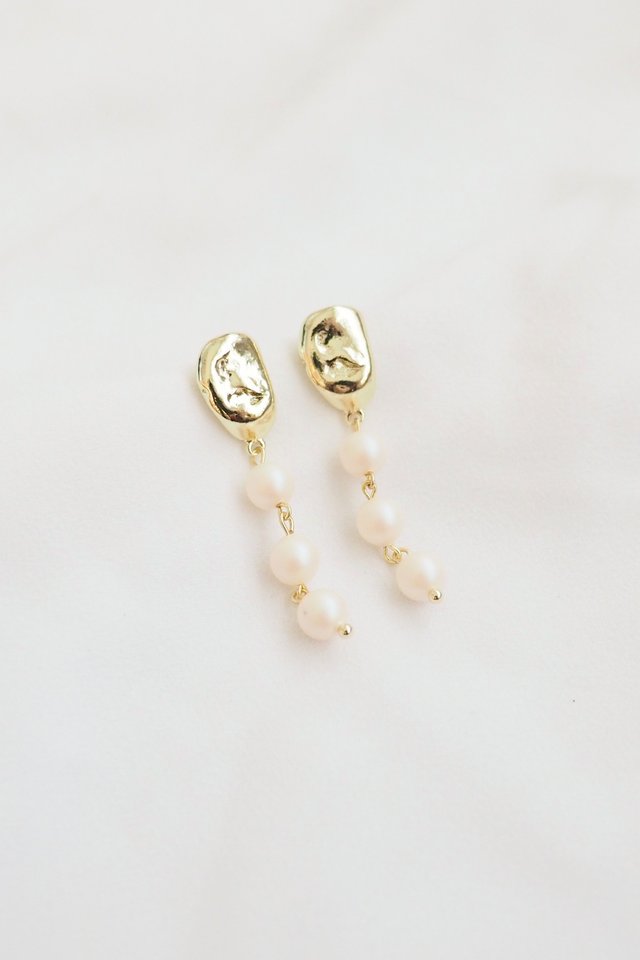 Dangling Pearl Earstuds