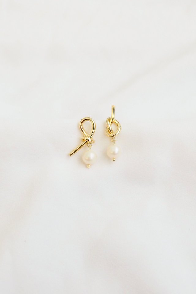 Mismatched Pearl Knot Earstuds