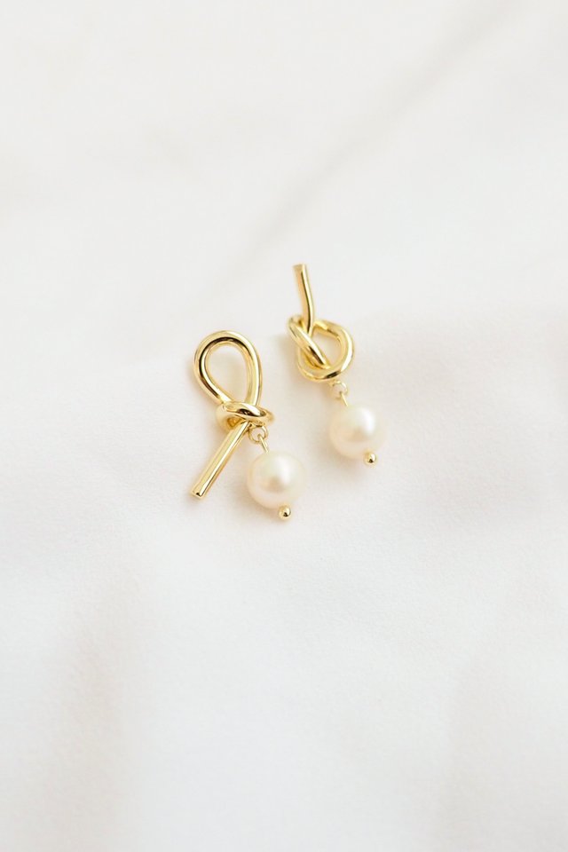 Mismatched Pearl Knot Earstuds