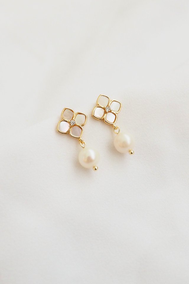 Claire Pearl Earstuds