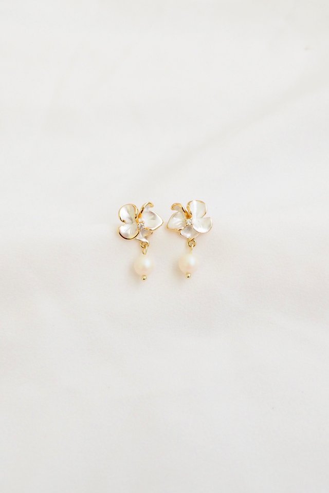 Faith Flower Pearl Earstuds