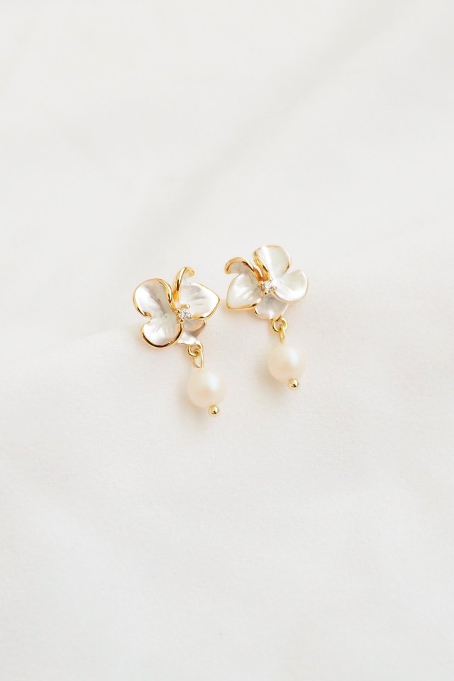 Faith Flower Pearl Earstuds