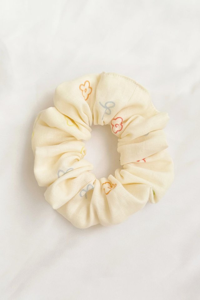 Scrunchie in Flowers & Ribbons