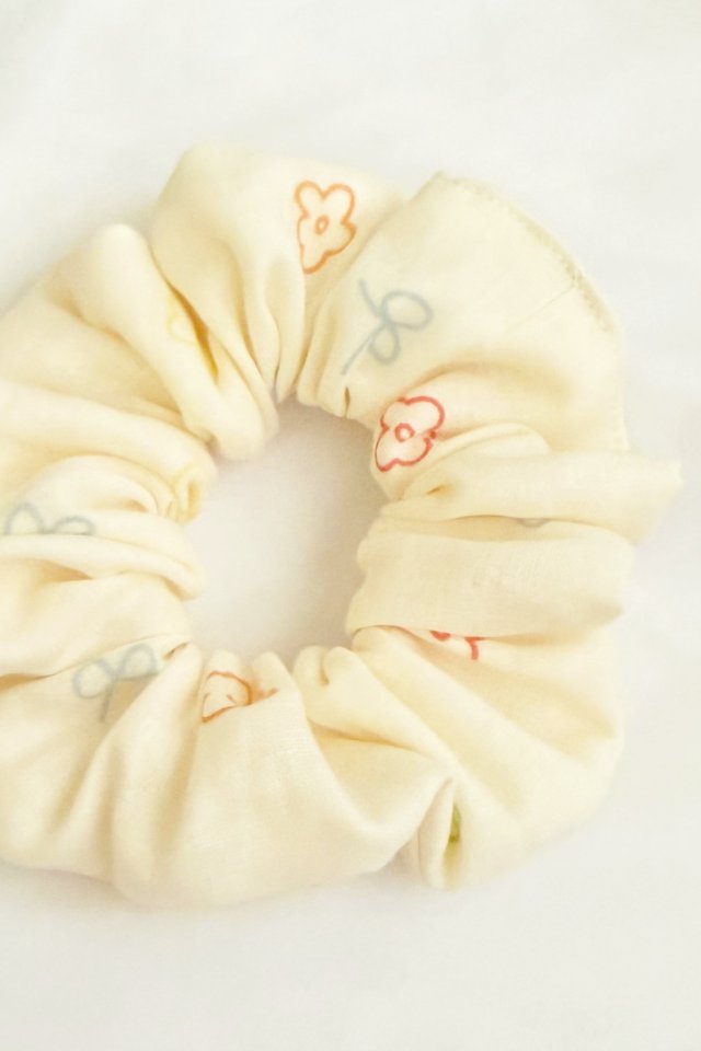 Scrunchie in Flowers & Ribbons