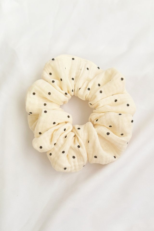 Scrunchie in Cream Dots