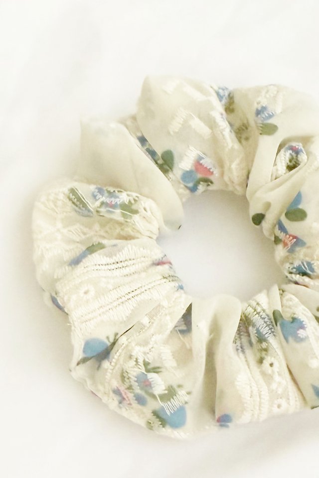 Scrunchie in Periwinkle Eyelet