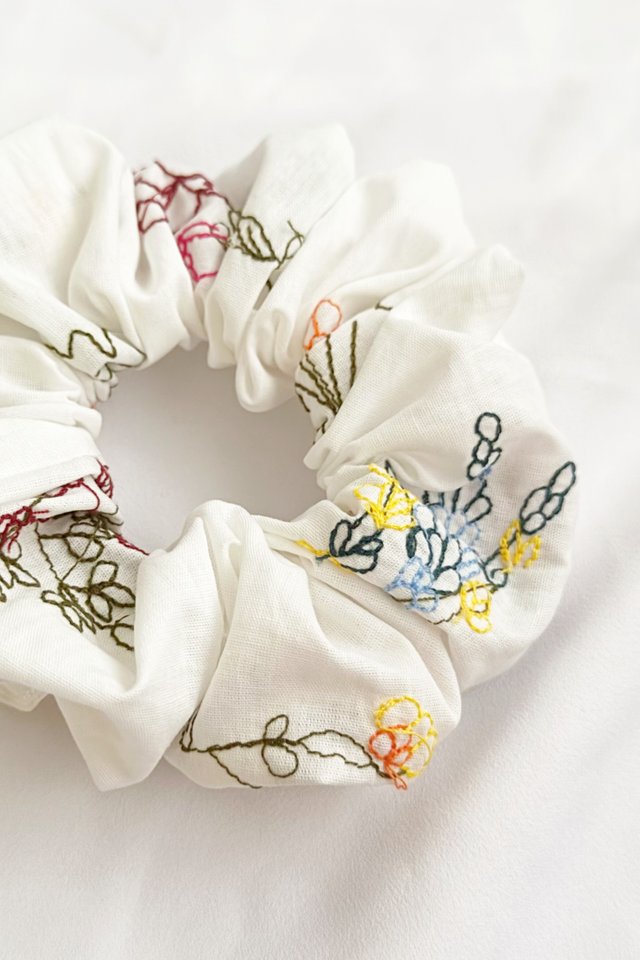 Scrunchie in Abstract Flowers Embroidery