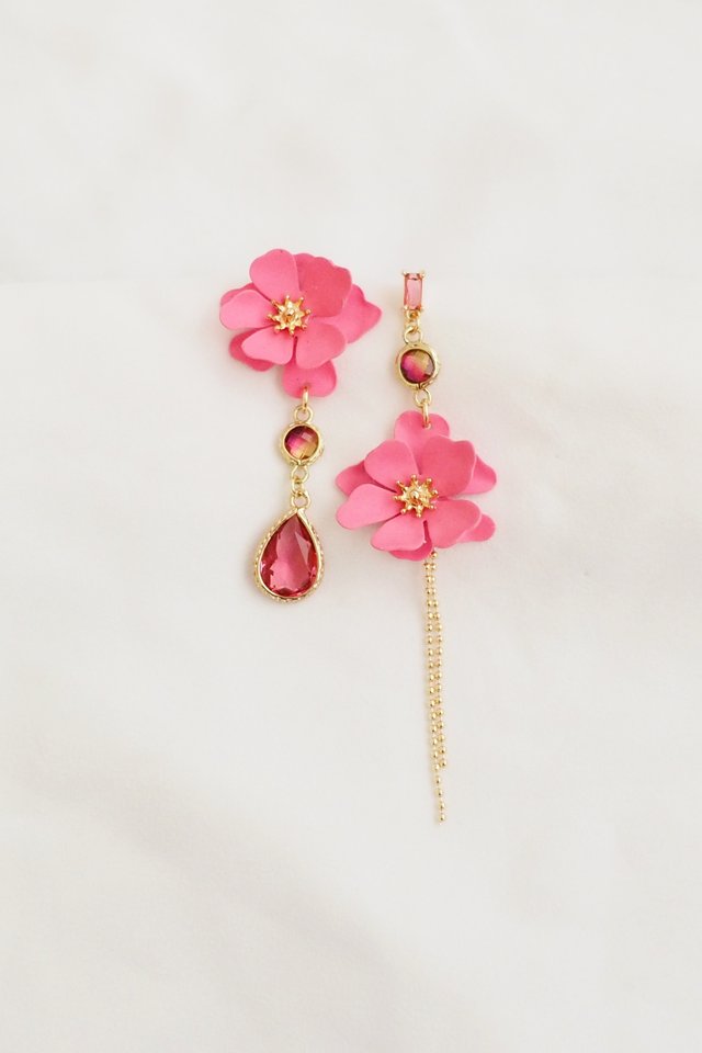 Mismatched Flower Earstuds in Hot Pink