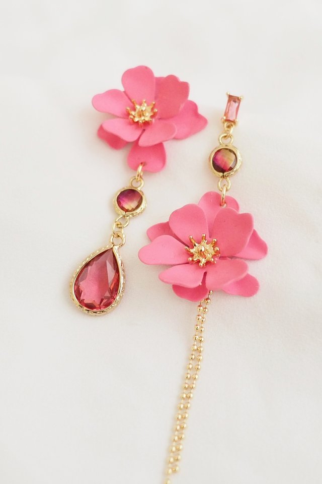 Mismatched Flower Earstuds in Hot Pink