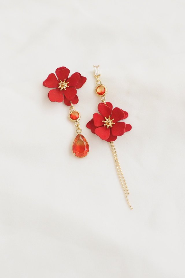 Mismatched Flower Earstuds in Red