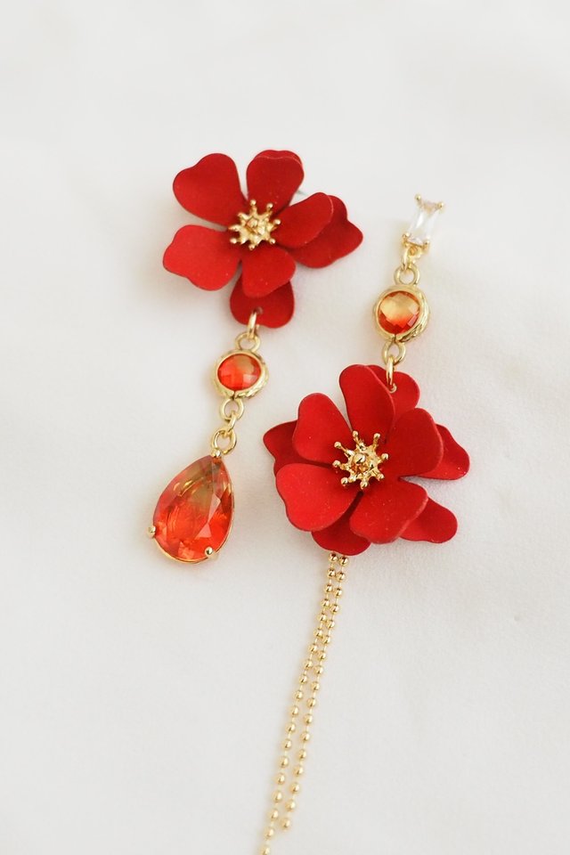 Mismatched Flower Earstuds in Red